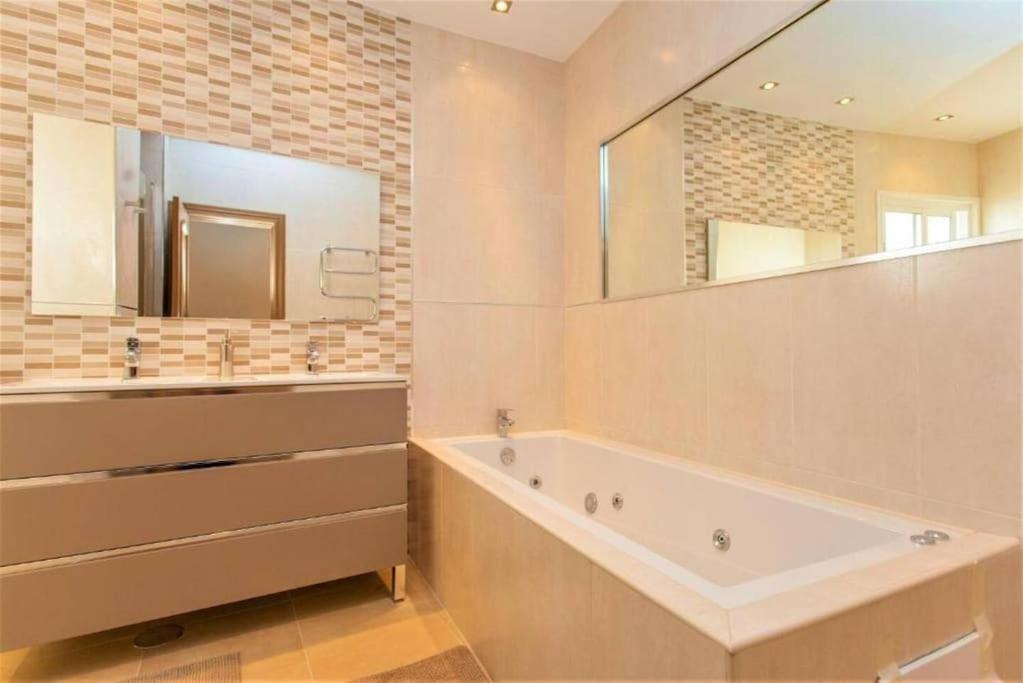 Summer Offers! Fabulous Luxury Villa Near The Beach Sleeps 8 Benalmádena Exterior photo